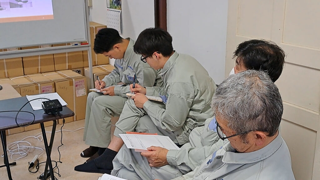 研修中の新入社員のみなさん